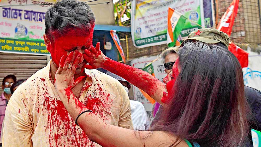 কসবায় সিপিএম প্রার্থী শতরূপ ঘোষকে আবিরে রাঙাচ্ছেন এক সমর্থক 