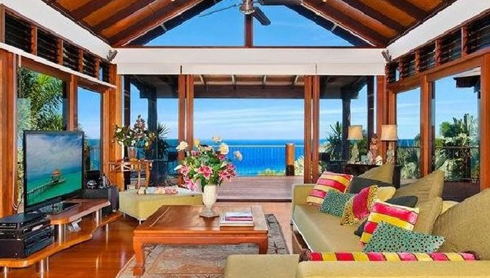 বাড়ির সামনে যে জলাশয় রয়েছে তা বানাতে খরচ পড়েছে ৫ লাখ ডলার।