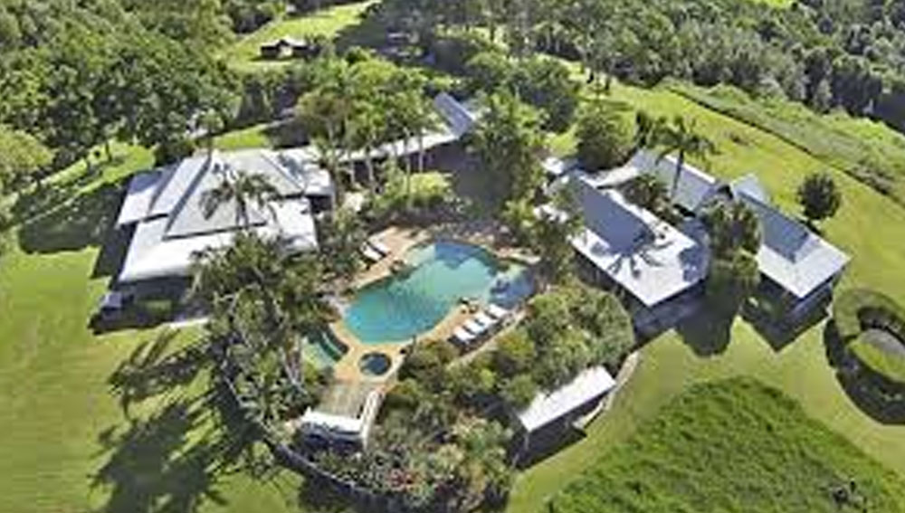 আটটি শোওয়ার ঘর রয়েছে এই প্রাসাদে। প্রাসাদের ছাদে ৫০ মিটার লম্বা একটি সুইমিং পুল বানিয়েছেন তাঁরা। যা বানাতে খরচ হয়েছে ৪ লাখ ডলার।