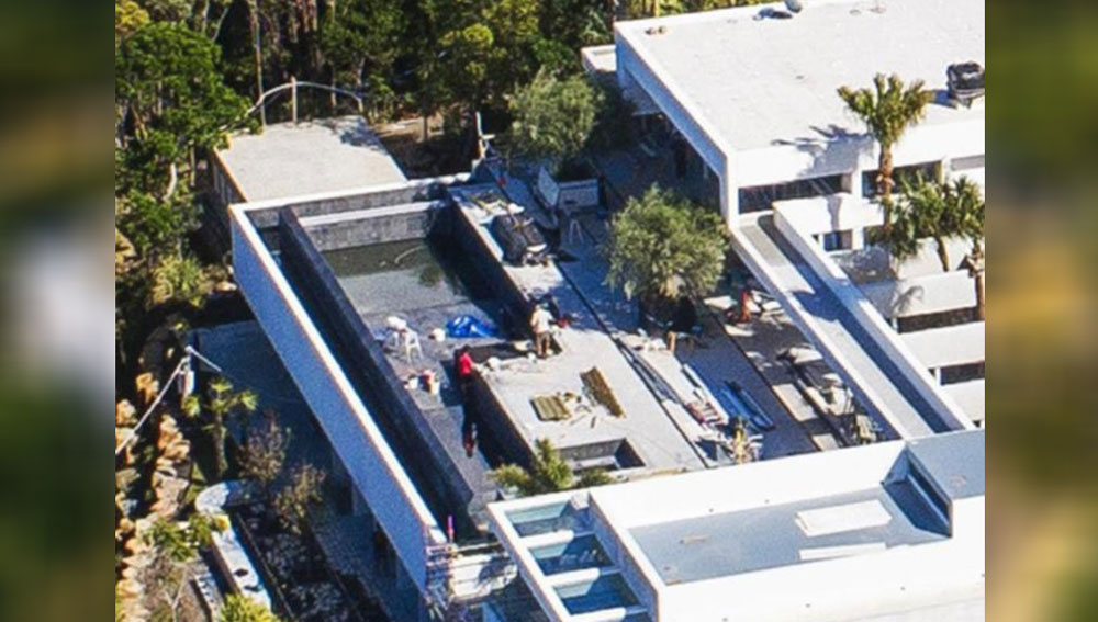 অস্ট্রেলিয়ার পূর্বে অবস্থিত সমুদ্র শহর বাইরন বে। এই প্রাসাদটি আসলে একটি রিসর্ট ছিল। সেটাকেই তাঁরা বাড়ির রূপ দেন।