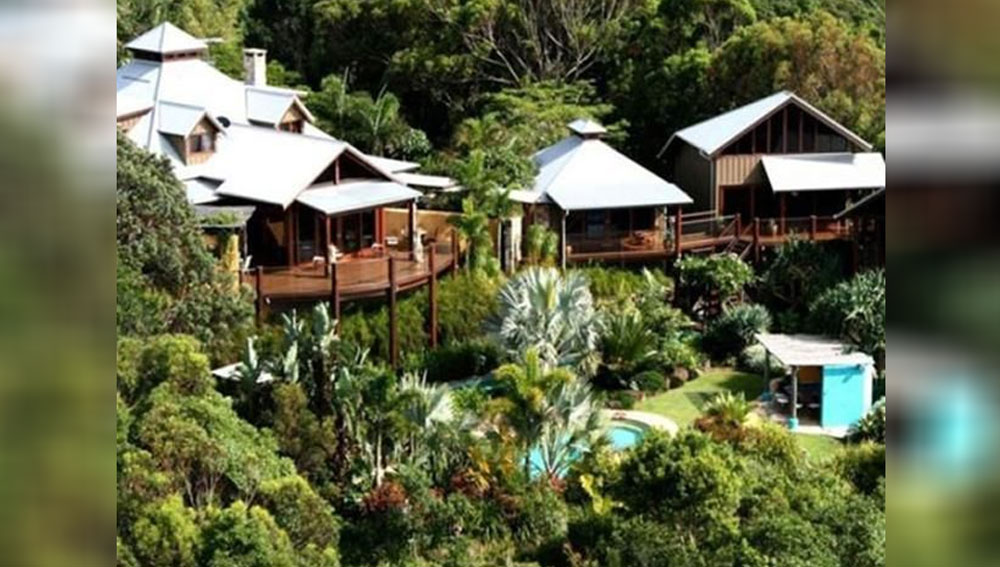 তবে সমালোচকদের ব্যঙ্গে কিছু এসে যায় না বলেই জানিয়েছেন তাঁরা। ওই তারকা দম্পতি এই সম্পত্তিটি কেনার পর থেকেই তার মূল্য বাড়তে শুরু করে। রূপ বদলের পরে প্রাসাদটির মূল্য দাঁড়িয়েছে প্রায় দ্বিগুণ।