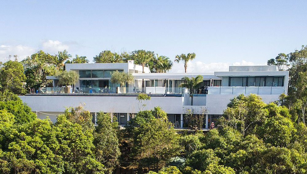 ২০১৭ সালে ক্রিস এবং এলসা প্রাসাদটি কিনেছিলেন। প্রাসাদটি রয়েছে বাইরন বে-র ব্রোকেন হেড-এ।