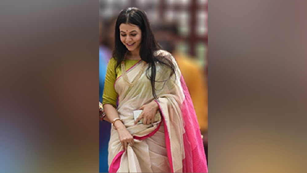 আনন্দ উৎসবে সামিল অভিনেত্রী কোয়েল মল্লিকও।  দীর্ঘদিন পর সকলকে একসঙ্গে দেখে হাসি অভিনেত্রীর মুখে।