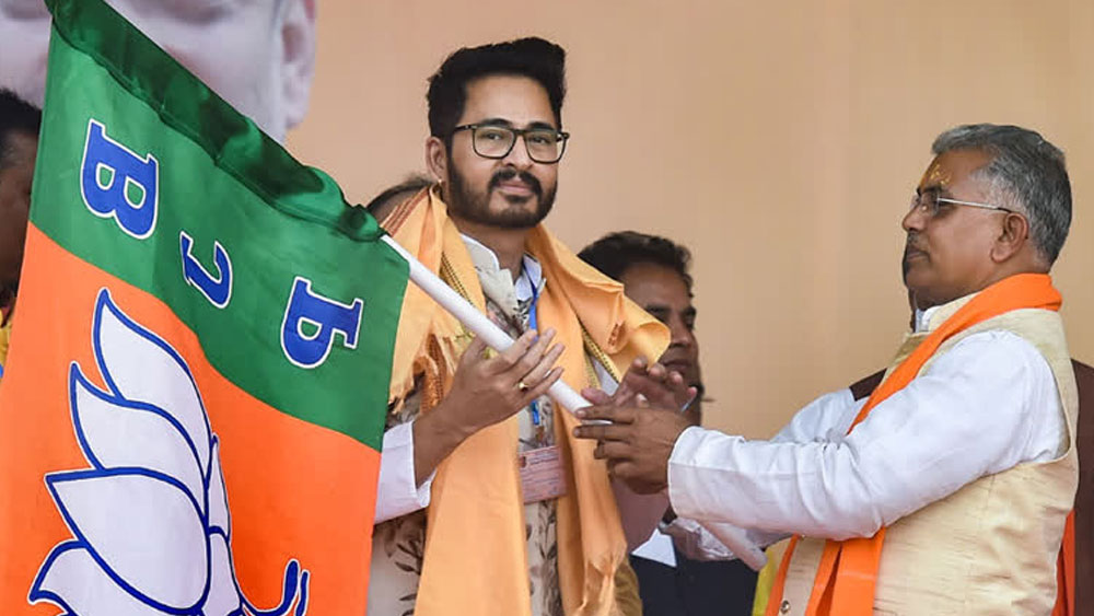 শেয়ার বাজার, বিভিন্ন বন্ড, মিউচুয়াল ফান্ড মিলিয়ে হিরণের বিনিয়োগ ৩৭ লাখ ৯২ হাজার ৫৩৩ টাকা এবং তাঁর স্ত্রীর বিনিয়োগ ৯০ হাজার টাকা।