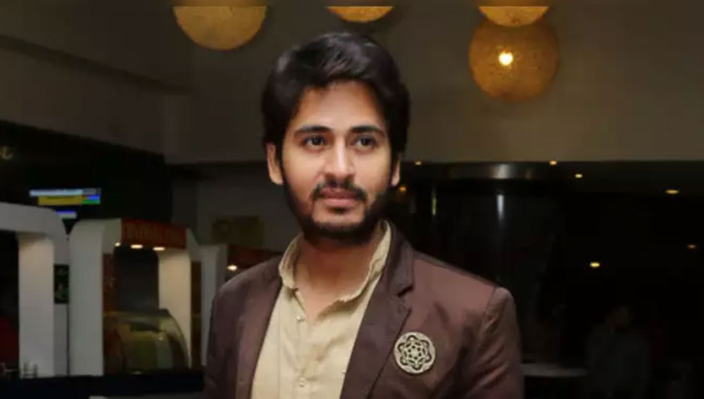 ইয়েস ব্যাঙ্ক, এইচডিএফসি ব্যাঙ্ক, ইন্ডাসইন্ড ব্যাঙ্ক, এসবিআই, ইউনিয়ন ব্যাঙ্ক, আইসিআইসিআই ব্যাঙ্ক ইত্যাদি মিলিয়ে তাঁর সঞ্চয় ১ কোটি ১৮ লাখ ১৬ হাজার ৬৫৯ টাকা এবং বিভিন্ন ব্যাঙ্ক মিলিয়ে তাঁর স্ত্রীর অ্যাকাউন্টে রয়েছে ৫৭ লাখ ৮৪ হাজার ২১৭ টাকা।