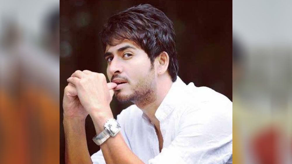 তাঁর হলফনামা অনুযায়ী, হিরণের কাছে নগদ রয়েছে ২ লাখ টাকা এবং তাঁর স্ত্রীর হাতে রয়েছে মাত্র ২০ হাজার টাকা।