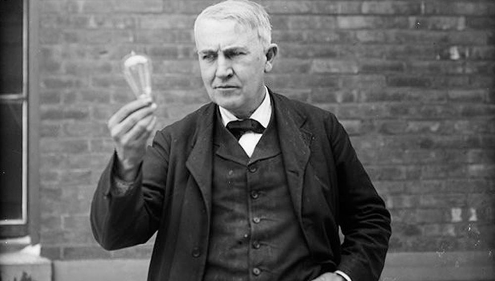 বিজ্ঞানী থমাস এডিসনের মৃত্যু হয় ১৯৩১ সালে। শুনতে অবাক লাগলেও তাঁর শেষ নিঃশ্বাস সংরক্ষণ করে করা রয়েছে।