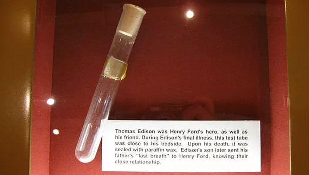 বাবার শেষ নিঃশ্বাস নেওয়ার সময় টেস্ট টিউবটি তাঁর মুখে ধরেন চার্লস। সেই টেস্টটিউবে আজও বন্দি বিজ্ঞানীর শেষ নিঃশ্বাস। মিশিগানের হেনরি ফোর্ড মিউজিয়ামে রাখা রয়েছে সেটি।