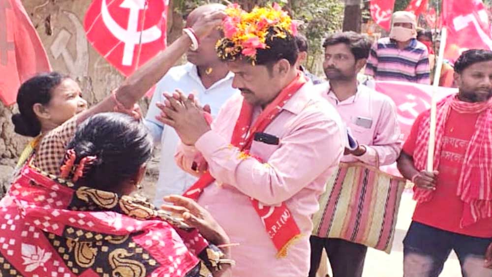  প্রচারে পান্ডুয়ার সিপিএম প্রার্থী আমজাদ হোসেন। ছবি: সুশান্ত সরকার।