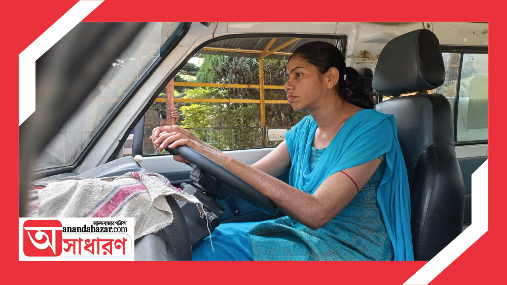 গোটা করোনা-কাল একমাত্র সেলিনাই অ্যাম্বুল্যান্সে করে হেমতাবাদের আক্রান্তদের নিয়ে গিয়েছেন জেলাসদরে।