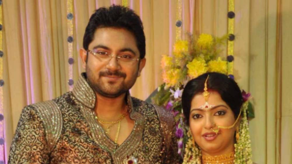 সোহমের স্ত্রী তনয়ার ক্ষেত্রে ২০১৮-১৯ আর্থিক বছরে উপার্জনের পরিমাণ ২ লক্ষ ৩৯ হাজার ১৫০ টাকা। তবে সোহম তাঁর গত ৫ আর্থিক বছরে উপার্জনের খতিয়ান দিলেও স্ত্রীর ক্ষেত্রে শুধু একটি আর্থিক বছরের উপার্জনই উল্লেখ করেছেন।