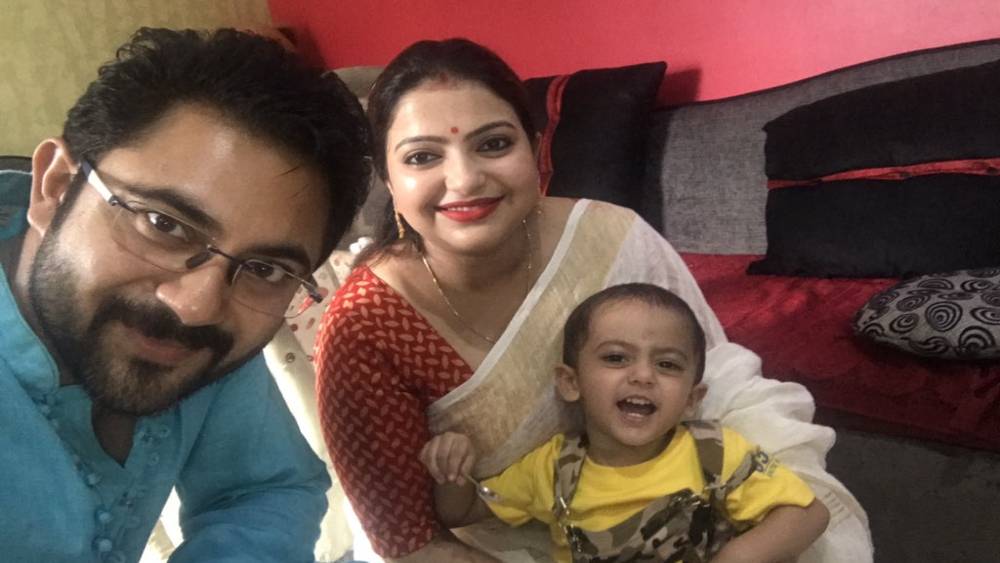 সোহমের হাতে নগদ দেড় লক্ষ টাকা আছে বলে তিনি জানিয়েছেন। পাশাপাশি তাঁর স্ত্রীর হাতে আছে ৫০ হাজার টাকা। এইচডিএফসি ব্যাঙ্কে সোহমের নামে আছে ৩ লক্ষ ৬৯ হাজার ৩৫৮ টাকা। অ্যাক্সিস ব্যাঙ্কে আছে ২ লক্ষ ৪ হাজার ৭৫২ টাকা। পাশাপাশি, ইলাহাবাদ ব্যাঙ্কে ৪৫ লক্ষ ৪৮ হাজার টাকা, এসবিআই-তে ১০ হাজার টাকা, এইচডিএফসি-র একটি কারেন্ট অ্যাকাউন্টে ৫ লক্ষ ৯৪ হাজার ৪৯৫ টাকা এবং আইসিআইসিআই ব্যাঙ্কের একটি কারেন্ট অ্যাকাউন্টে ২ লক্ষ ৬২ হাজার ২০২ টাকা সোহমের দাখিল করা নগদ সম্পত্তির মধ্যে উল্লেখযোগ্য।