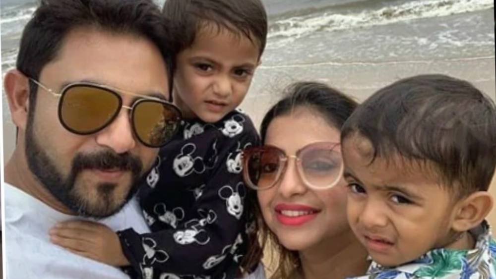 জীবনবিমা করেছেন স্ত্রী তনয়াও। দু’টি বিমায় বিনিয়োগ করেছেন যথাক্রমে ২ লক্ষ ৪ হাজার ৮৩২ টাকা এবং ৫১ লক্ষ ৫৩৬ টাকা।