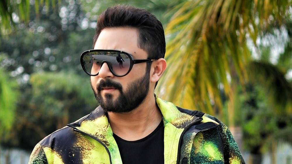 তিনটি গাড়ি রয়েছে সোহমের নামে। ৩ লক্ষ ৪১ হাজার টাকা মূল্যের শেভ্রোলে অ্যাভিয়ো, ৮৫ লক্ষ টাকা মূল্যের রেঞ্জ রোভার এবং ১১ লক্ষ ২০ হাজার ১০০ টাকার মাহিন্দ্রা স্করপিয়োর মালিক তিনি। স্ত্রীর নামে আলাদা কোনও গাড়ি নেই।