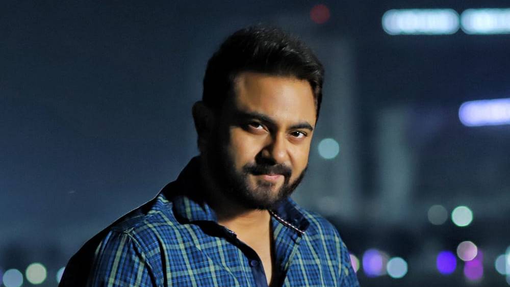 সোহমের কাছে থাকা ৫২ গ্রাম সোনার গয়নার মূল্য ২ লক্ষ ৩৮ হাজার ৭৩২ টাকা। স্ত্রী তনয়ার কাছে যে অলঙ্কার আছে, তার পরিমাণ ২৫৭ গ্রাম। মোট মূল্য, ১১ লক্ষ ৭৯ হাজার ৮৮৭ টাকা। গাড়ি, গয়না এবং গচ্ছিত অর্থ মিলিয়ে সোহমের মোট সম্পত্তির পরিমাণ ১ কোটি ৮১ লক্ষ ৪৬ হাজার ৯৬ টাকার। তাঁর স্ত্রীর ক্ষেত্রে এই অঙ্ক ১৮ লক্ষ ৪২ হাজার ১৭০ টাকা।