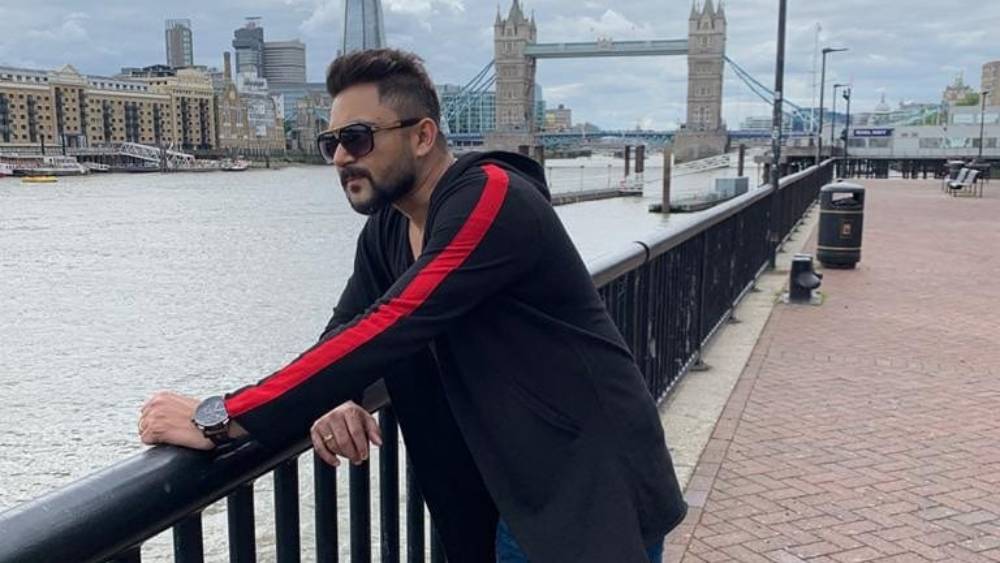 উপার্জনের উৎস হিসেবে নিজেকে পেশাদার অভিনেতা হিসেবে উল্লেখ করেছেন কলকাতা বিশ্ববিদ্যালয় থেকে বাণিজ্য শাখায় স্নাতক সোহম।  তাঁর স্ত্রী ব্যবসায়ী।