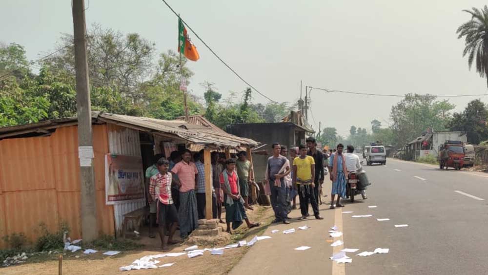 গ্রামের রাস্তায় ছড়িয়ে রয়েছে বিতর্কিত ওই লিফলেট। 