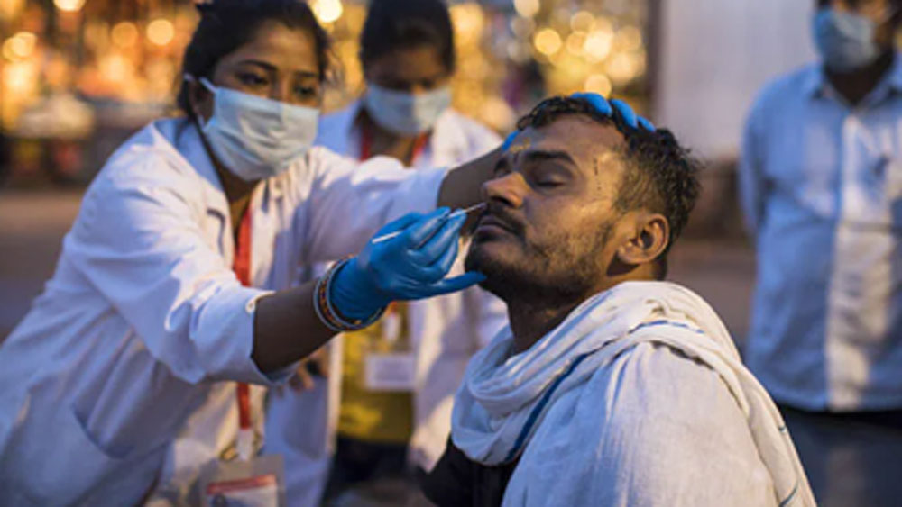 দেশ জুড়ে করোনা রোগীদের জন্য অক্সিজেন সঙ্কট দেখে চোখ বুজে থাকতে পারেননি তিনি। ইতিমধ্যেই ৮৫ লাখ টাকার অক্সিজেন পৌঁছে দিয়েছেন। বিনা ভাড়ায় গাড়ি পরিষেবাও দিয়ে চলেছেন তিনি।