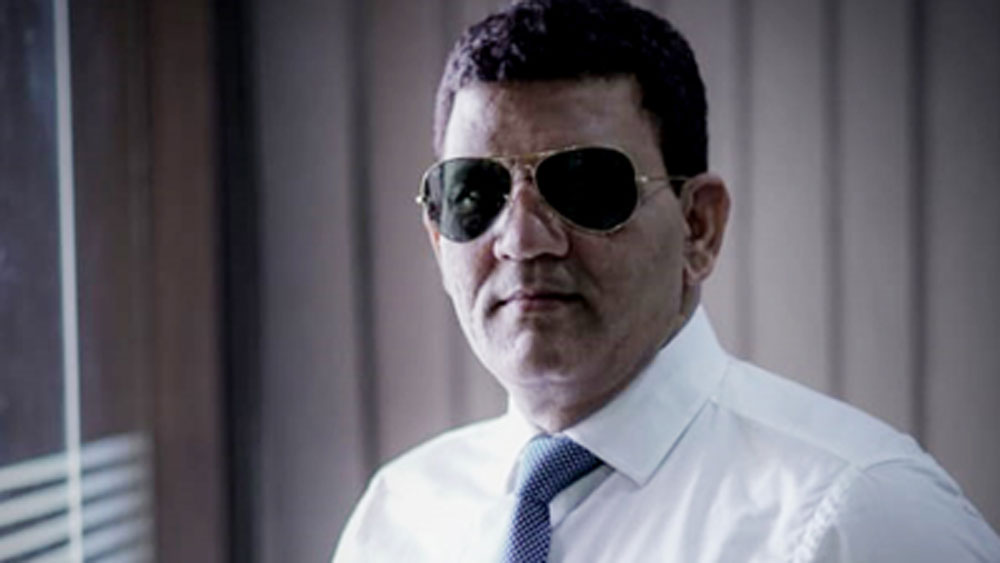 এ ভাবেই দিন চলছিল তাঁর। কিন্তু মাথায় মাঝে মধ্যেই নড়েচড়ে বসল ব্যবসায়িক বুদ্ধি। প্রথমে নিজের গানের সরঞ্জাম বেচে এবং টাকা ধার করে একটি ছোট বাস কেনেন। কিন্তু সে ব্যবসা টেকেনি।