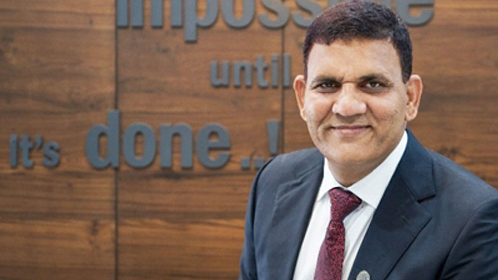 পরে একটি অটো নিয়ে চালাতে শুরু করেন। সঙ্গীতের প্রতিও তাঁর ঝোঁক ছিল। তাই কিবোর্ড বাজাতে শিখেছিলেন। নাগপুর মেলোডি মেকারস নামে একটি ব্যান্ডের সঙ্গে যুক্তও হয়েছিলেন।