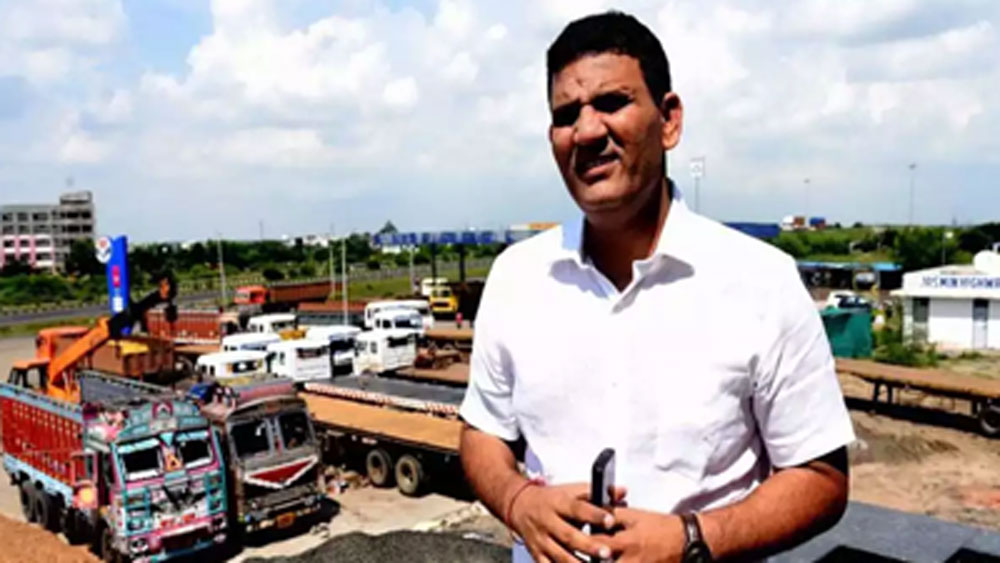 কিন্তু এই কাজ বেশি দিন করতে পারেননি তিনি। কারণ কয়েক দিনের মধ্যেই ওড়িশায় এক গাড়ি দুর্ঘটনার কবলে পড়েন। ওই সংস্থার কাজ হারান তিনি।