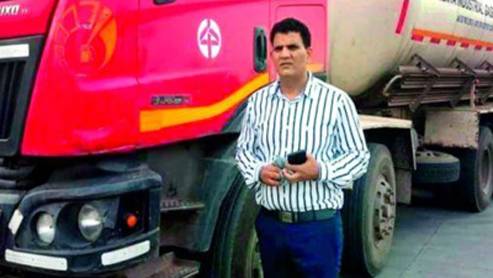 ১৮ বছর বয়স হলে গাড়ি চালানো শিখে কমলালেবু বিক্রির পাশাপাশি একটি কুরিয়ার সংস্থায় গাড়ি চালানোর কাজ পান।