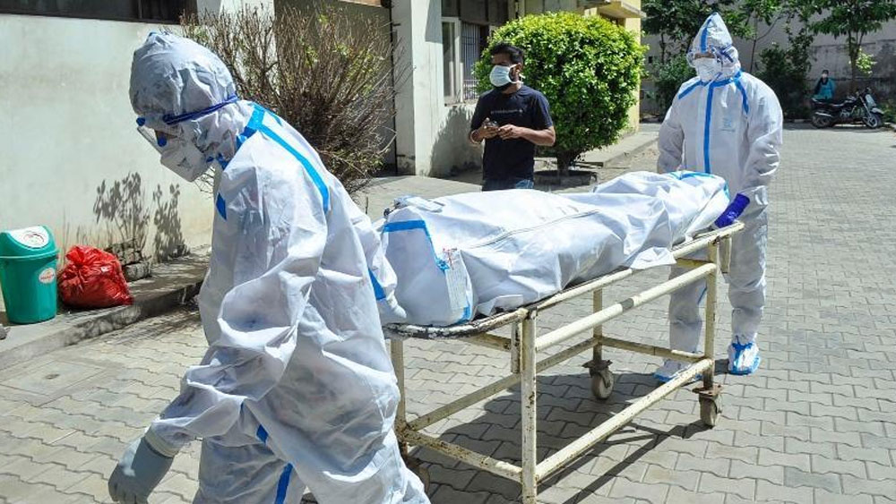 Delhi police helps brother-sister after they lost their parents for covid 19 dgtl