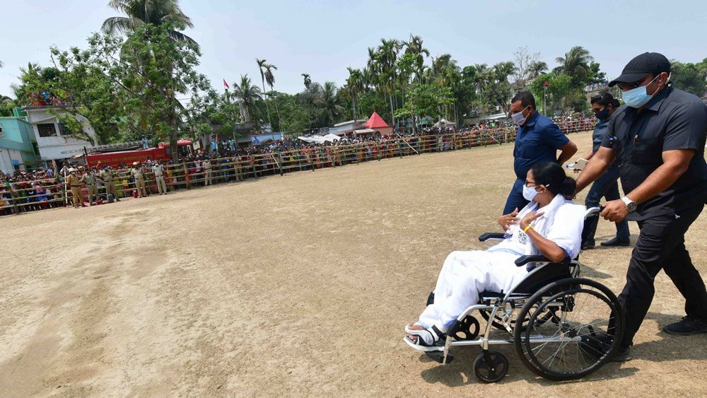 হুইল চেয়ারে প্রচারে মমতা বন্দ্যোপাধ্যায়।