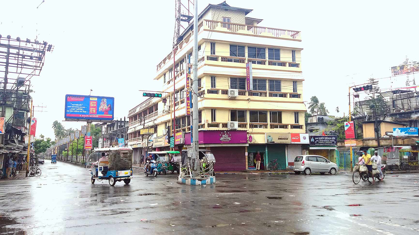 শনিবার সকালে সুনসান জলপাইগুড়ির কদমতলা চত্বর। 