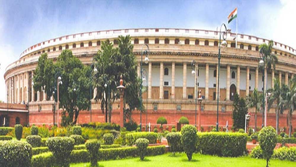 ১৯৫২ সালে প্রথম বার সাধারণ লোকসভা এবং বিধানসভা নির্বাচন অনুষ্ঠিত হয় পশ্চিমবঙ্গে। ভোটগ্রহণ পর্ব শুরু হয়েছিল ১৯৫২ সালের ৩ জানুয়ারি। এ রাজ্য থেকে লোকসভার মোট আসন ছিল ২৪টি। বিধানসভায় আসনসংখ্যা ছিল ২৩৮।