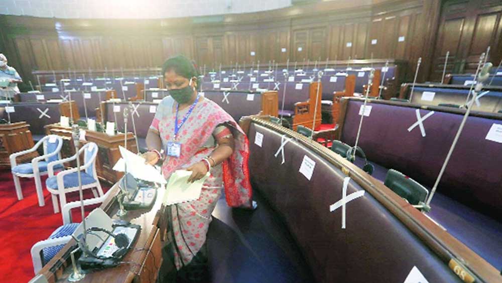 স্বাধীনতার সঙ্গে সঙ্গে আরও একটি পরিবর্তন হয়েছিল। ‘প্রাইম মিনিস্টার’- তকমার পরিবর্তে পশ্চিমবঙ্গের প্রশাসনিক প্রধান এ বার সূচিত হলেন ‘মুখ্যমন্ত্রী’ নামে। ১৯৪৭ সালের ১৫ অগস্ট প্রফুল্লচন্দ্র ঘোষ প্রথম মুখ্যমন্ত্রী হিসেবে শপথ নেন। পাশাপাশি স্বরাষ্ট্র এবং শিক্ষা দফতরের দায়িত্বও ছিল তাঁর হাতে।