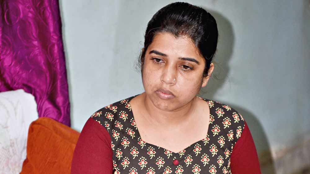 খড়দহের বাড়িতে তাঁর স্ত্রী নন্দিতা