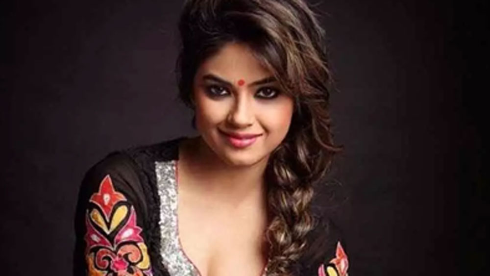 প্রিয়ঙ্কা যেখানে প্রায় মুখ বন্ধই রাখেন মীরার প্রসঙ্গে, পরিণীতি সাফ জানিয়ে দেন মীরা তাঁদের পরিবারের সদস্য নন! এক বার এক সাক্ষাৎকারে পরিণীতি জানিয়েছিলেন, মীরা অনেক দূর সম্পর্কের আত্মীয়। তাঁদের মধ্যে দেখা বা কথা হয় না।