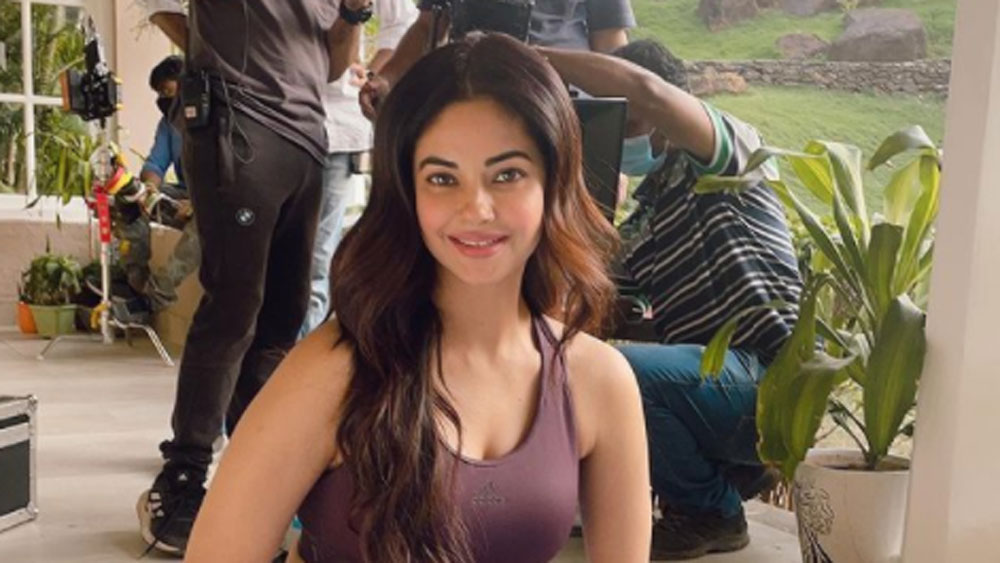 তা নিয়ে দানা বাঁধা বিতর্কে জল না ঢেলে মুখ বন্ধ রেখেছেন প্রিয়ঙ্কাও। পরিণীতি বা প্রিয়ঙ্কা কিছু বলুন বা নাই বলুন, গর্বের সঙ্গে তিনি নিজেকে চোপড়া পরিবারের সদস্য বলতেই ভালবাসেন।