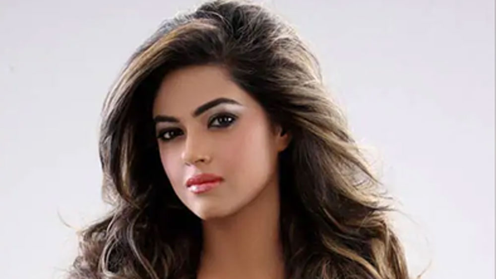 তিনি চোপড়া পরিবারের সদস্য কি না তা নিয়ে দ্বন্দ্ব রয়েছে প্রচুর। ক্যামেরার সামনে সরাসরি তাঁকে চেনেন না বলে জানিয়েও দিয়েছেন পরিণীতি চোপড়া।