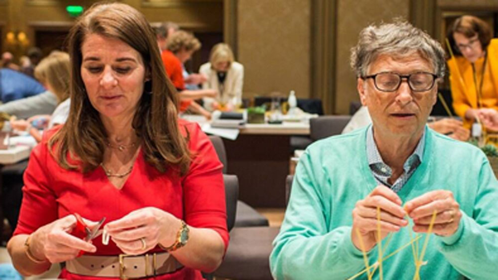 এই বিশাল সম্পত্তি কী ভাবে তাঁদের দু’জনের মধ্যে ভাগ হবে তা এখনও পরিষ্কার নয়।