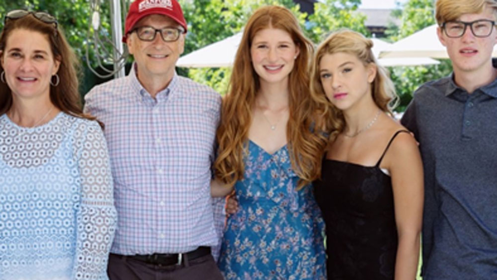 ফোর্বসের তথ্য অনুযায়ী, প্রায় সাড়ে ১৩ হাজার কোটি ডলারের মালিক বিল। বিশ্বের চতুর্থ ধনী ব্যক্তি তিনি। এই সম্পত্তির মধ্যে আবার মেলিন্ডারও অংশীদারি রয়েছে।