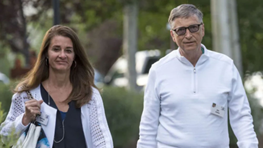 এত দীর্ঘ দাম্পত্য কাটানোর পর এমন সিদ্ধান্ত স্বাভাবিক ভাবেই সকলকে অবাক করে তুলেছে। এর বাইরে আরও একটি বিষয় এখন চর্চার কারণ হয়ে উঠেছে।