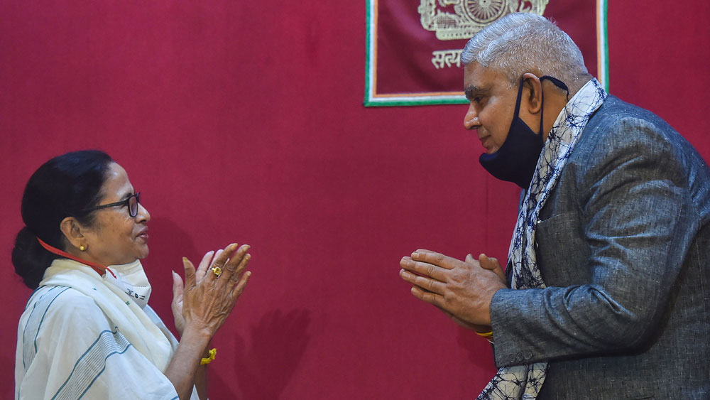 রাজভবনে শপথের আগে রাজ্যপাল জগদীপ ধনখড়ের সঙ্গে সৌজন্য বিনিময়।