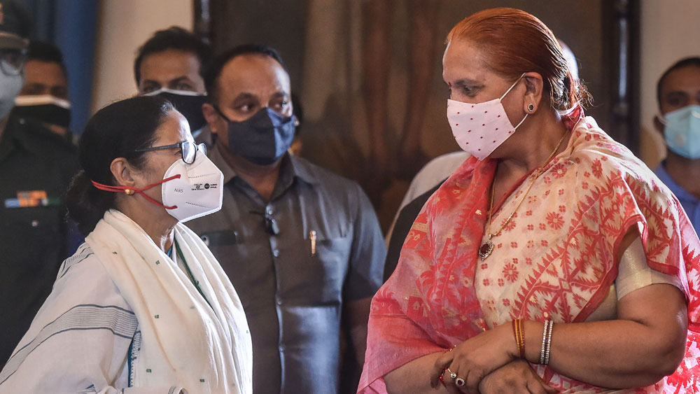 রাজ্যপালের স্ত্রী সুদেশ ধনখ়়ড়ের সঙ্গে মমতা। 