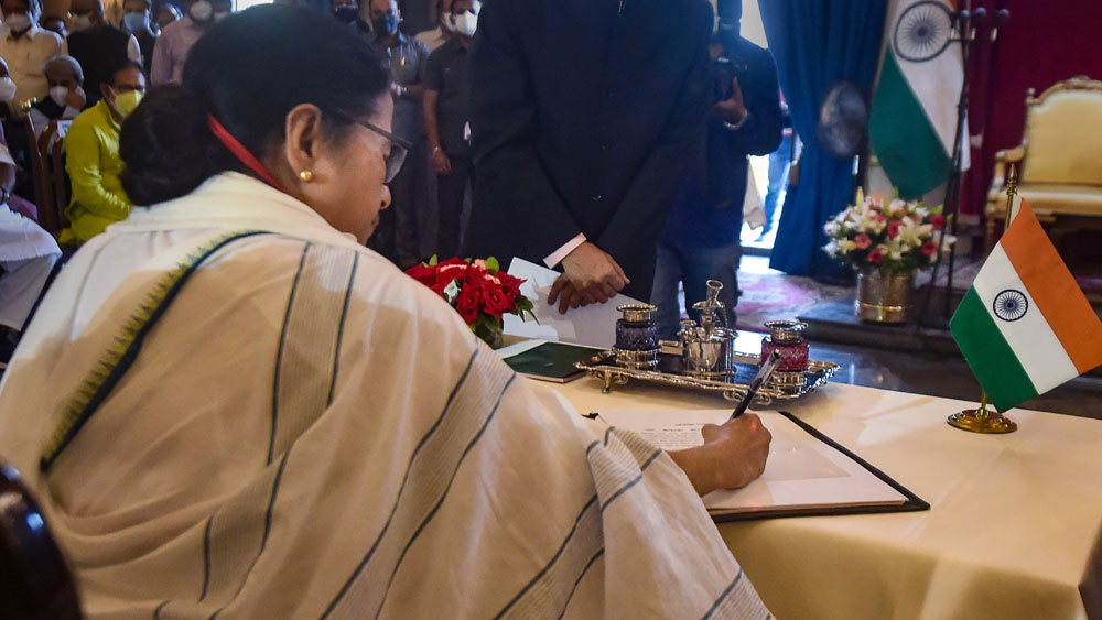 শপথ নেওয়ার পর স্বাক্ষর। 