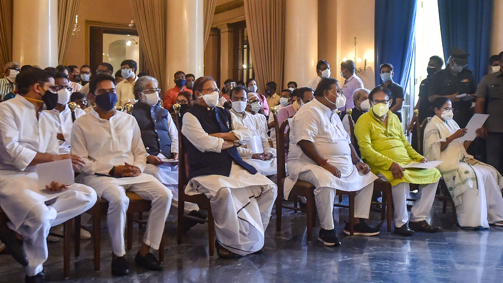 অনুষ্ঠানের অতিথিরা: সামনের সারিতে প্রশান্ত কিশোর, অভিষেক বন্দ্যোপাধ্যায়, সুব্রত মুখোপাধ্যায়, পার্থ চট্টোপাধ্যায়, বিমান বন্দ্যোপাধ্যায়। রয়েছেন মমতা বন্দ্যোপাধ্যায়ও। দ্বিতীয় সারিতে ফিরহাদ হাকিম, সুদীপ বন্দ্যোপাধ্যায়, অরূপ বিশ্বাস। 