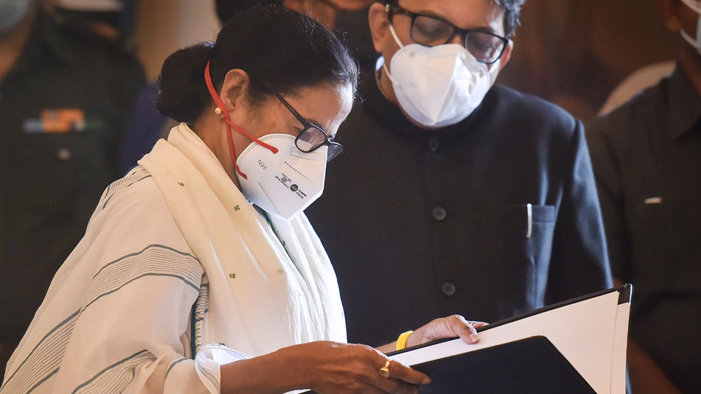 শপথ বাক্য পড়ে নিচ্ছেন। 