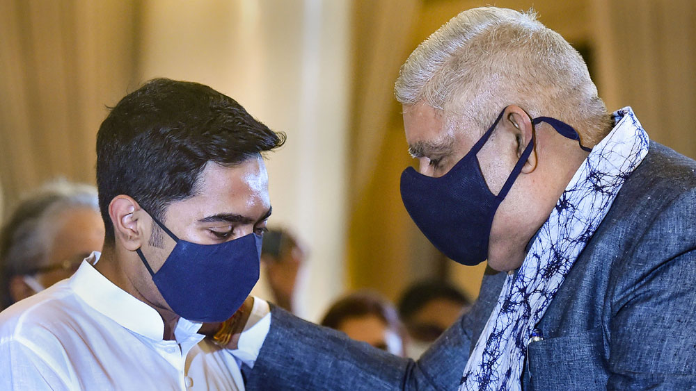 অভিষেক এবং রাজ্যপাল ধনখড়। 