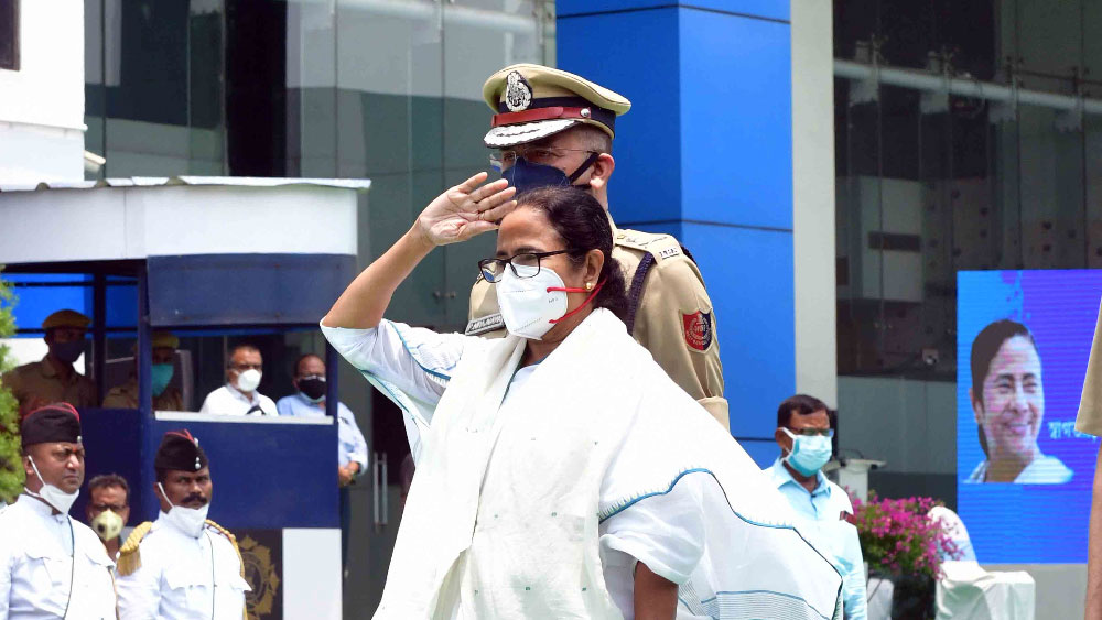 নবান্নে ঢোকার আগে গার্ড অব অনার মুখ্যমন্ত্রীকে।