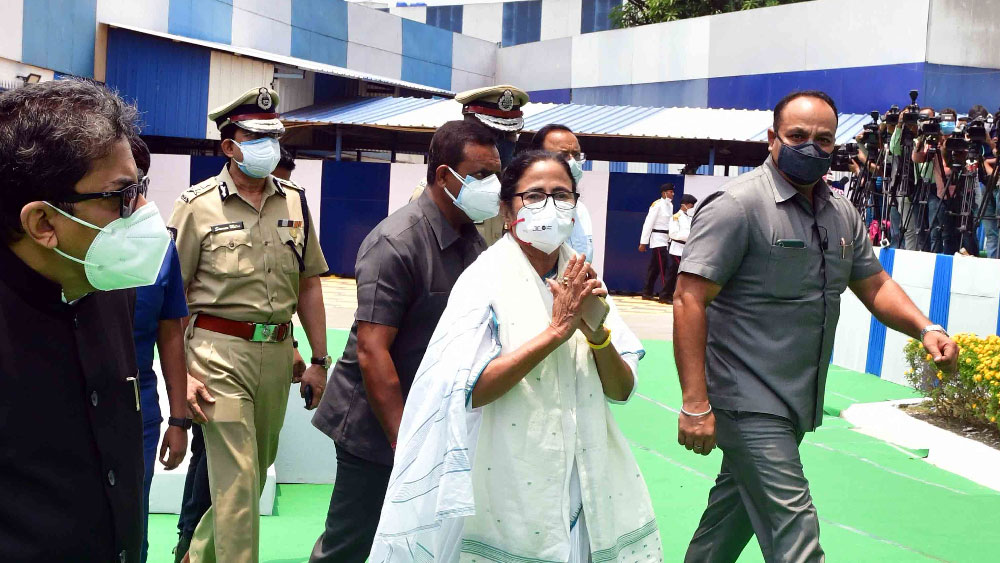 গার্ড অব অনার নিতে যাচ্ছেন মুখ্যমন্ত্রী। রয়েছেন কলকাতা পুলিশ কমিশনার সৌমেন মিত্র।