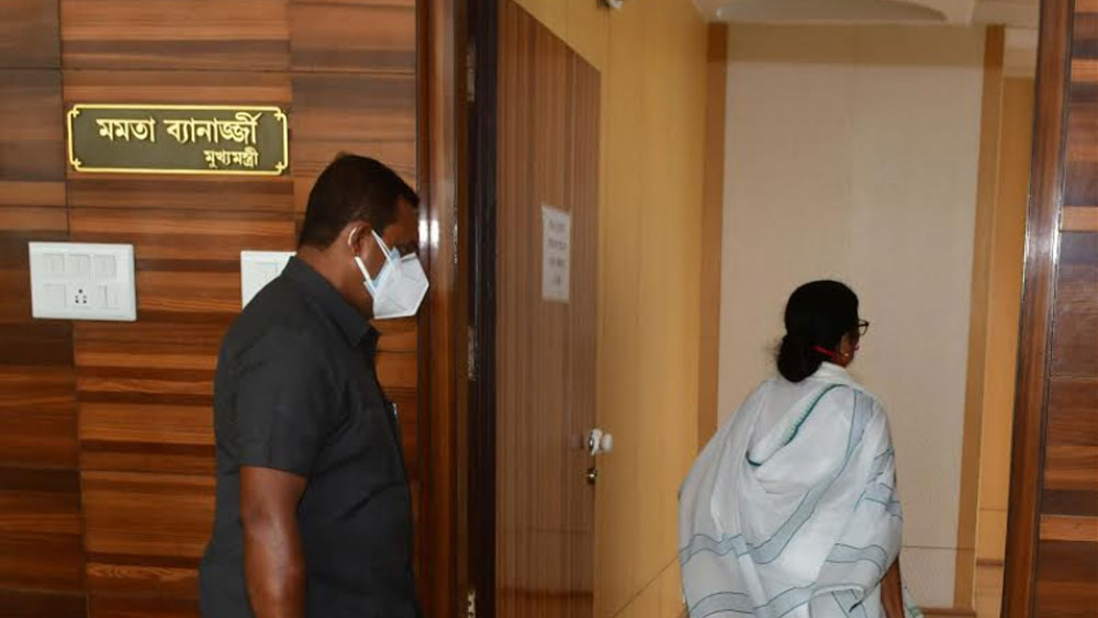 নবান্নে মুখ্যমন্ত্রীর দফতরে ঢুকছেন মমতা বন্দ্যোপাধ্যায়।
