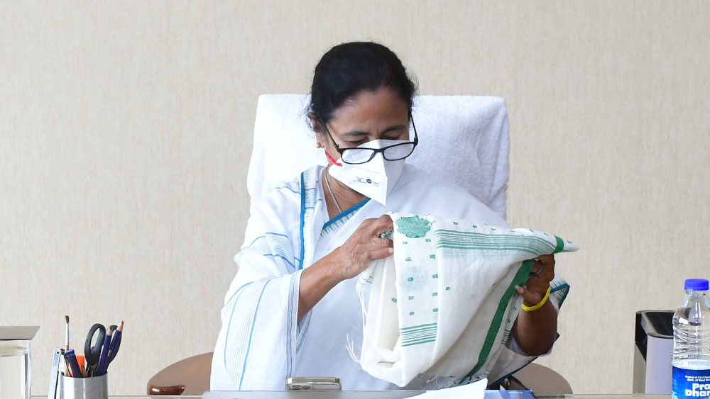 তৃতীয়বার মুখ্যমন্ত্রীর কুর্সিতে। মমতা বন্দ্যোপাধ্যায়। 