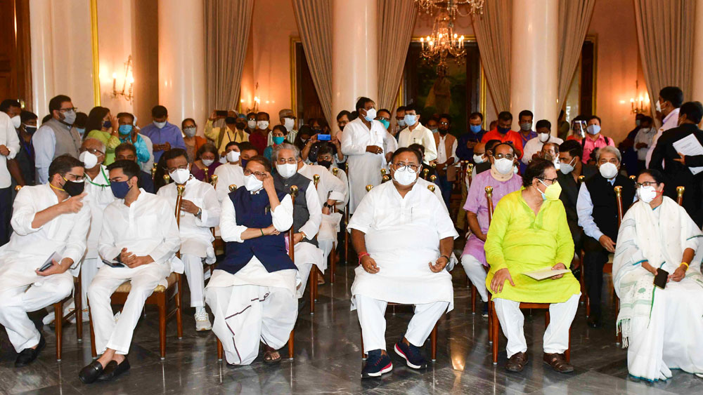 তবে আমন্ত্রিত হলেও শপথ অনুষ্ঠানে হাজির ছিলেন না প্রদেশ কংগ্রেস সভাপতি অধীররঞ্জন চৌধুরী, প্রাক্তন দলনেতা আব্দুল মান্নান, সিপিএম-এর বর্ষীয়ান নেতা বিমান বসু, প্রাক্তন মুখ্যমন্ত্রী বুদ্ধদেব ভট্টাচার্য, বিজেপির রাজ্য সভাপতি দিলীপ ঘোষ এবং বিজেপি নেতা মনোজ টিজ্ঞা। আমন্ত্রণ পেয়ে আসেননি সৌরভ গঙ্গোপাধ্যায়ও। বিরোধী নেতাদের মধ্যে শপথগ্রহণ অনুষ্ঠানে হাজির ছিলেন শুধুমাত্র কংগ্রেসের সাংসদ প্রদীপ ভট্টাচার্য। 