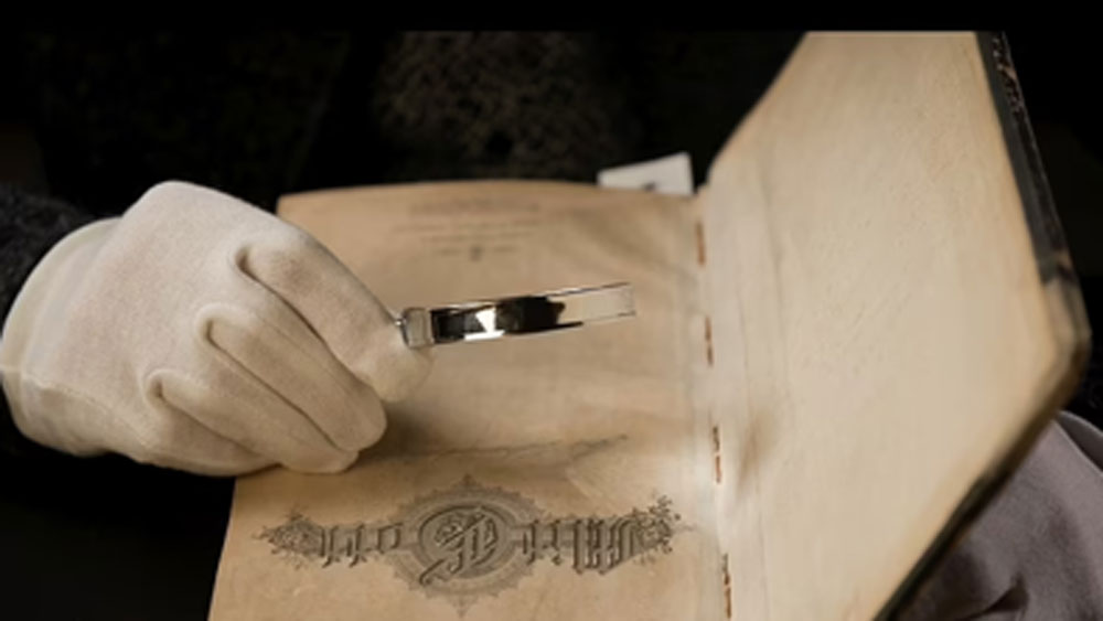 সেনা অফিসারদের নির্দেশেই সোনা, গয়না ইত্যাদি লুকিয়ে রাখার জন্য এই প্রাসাদকেই বেছে নিয়েছিলেন তাঁরা। উদ্দেশ্য ছিল দ্বিতীয় বিশ্বযুদ্ধ শেষের পর এই গুপ্তধন দিয়ে সাম্রাজ্য পুনরুদ্ধার করবেন হিটলার।